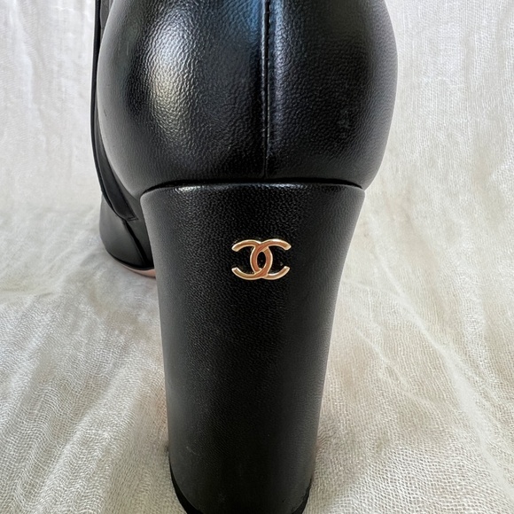 CHANEL Black Lambskin Peep-Toe Booties Chain Trim CC Heel Sz 39 Italy Chic - Picture 8 of 16